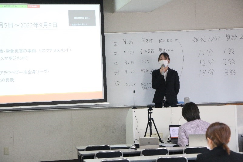 報告会での発表の様子