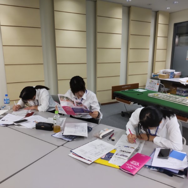 実習の様子（実習日誌の記入）
