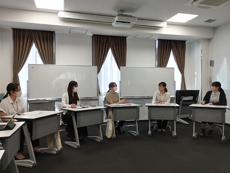 実習の様子（図書館での他部署座談会の様子）