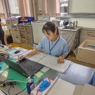 保健室で事務仕事をしています