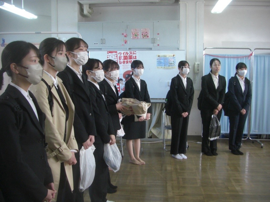 【スーツで集合。この日は12名の学生が参加しました】