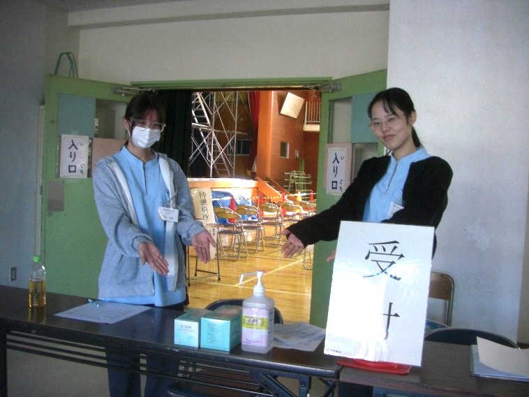 【笑顔であいさつしてお出迎え】