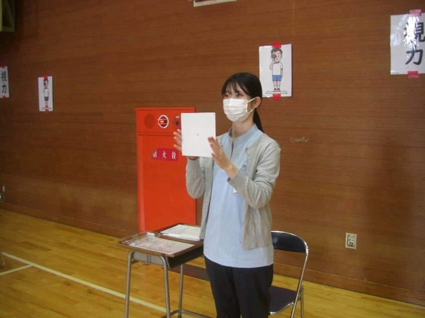 【視力測定の指標を出す学生も真剣です】