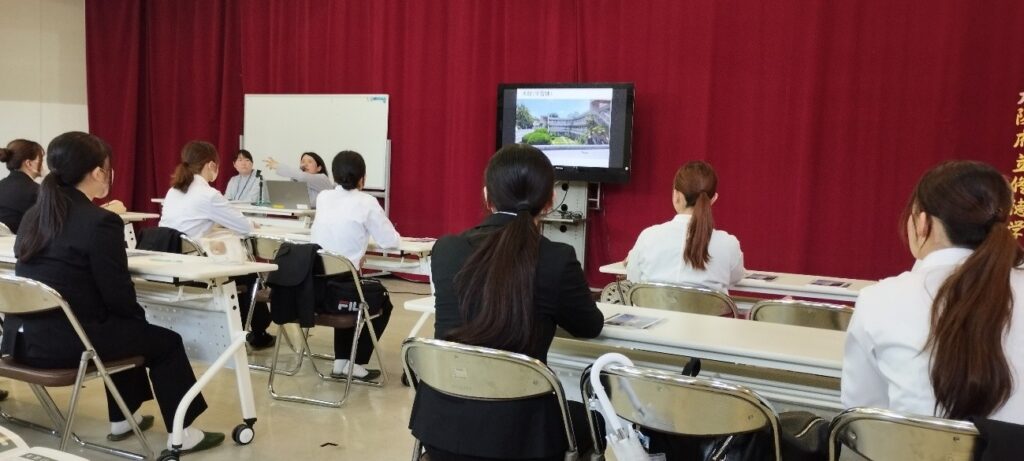 真剣に聴いている様子